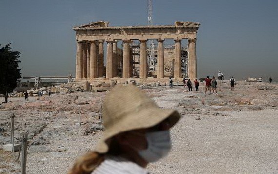 當地時間5月18日，希臘雅典，雅典衛城向公眾開放，吸引遊客參觀，當天希臘露天考古遺址和各類主題公園當天起恢復開放。（圖源：路透社）