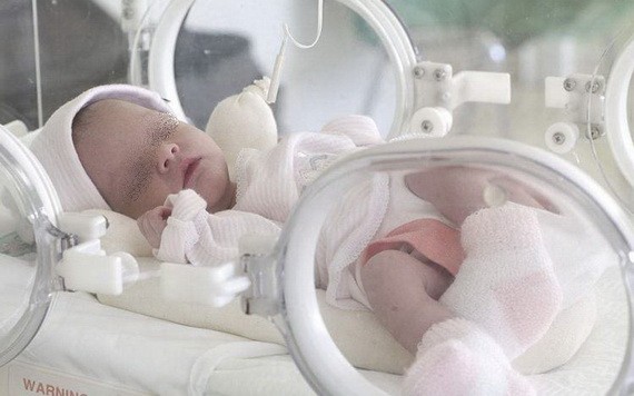 一名早產的新生嬰兒在加護病房接受特殊照護。