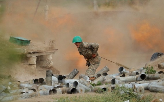 亞美尼亞士兵正在發射炮彈。（圖源：Sputnik）