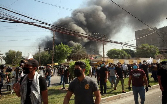 伊拉克庫爾德自治區(庫區)兩大執政黨之一的庫爾德斯坦民主黨(庫民黨)位於伊首都巴格達的總部17日遭示威者闖入並縱火。（圖源：新華社）
