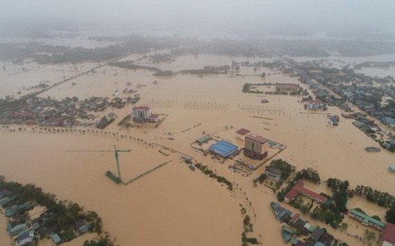 10月18日，廣治省東河市洪澇災區一片汪洋。（圖源：CTV）