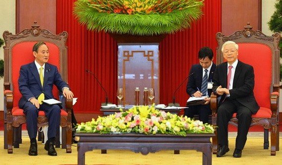 日本首相菅義偉禮節性拜訪了總書記、國家主席阮富仲。（圖源：越通社）