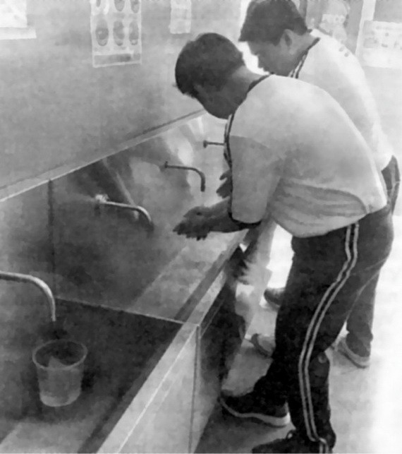 阮氏明開高中學校的腳踏式洗手水龍頭。