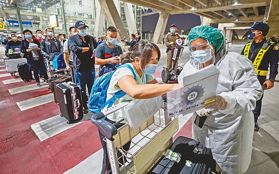 中國遊客抵達曼谷機場。（圖源：AP）