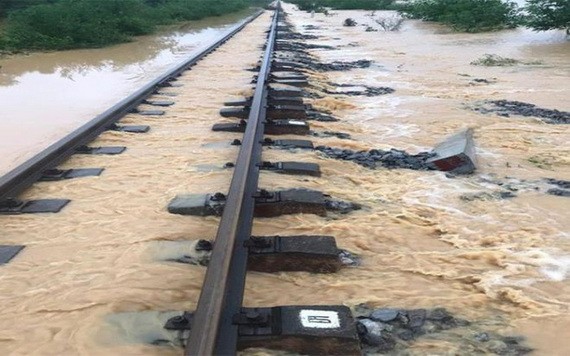 南北鐵路因遭暴雨洪水襲擊，造成重大損失。（圖源：河內鐵路）