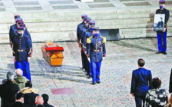 法國官方在索邦大學為遇害教師舉行的悼念儀式。（圖源：路透社）
