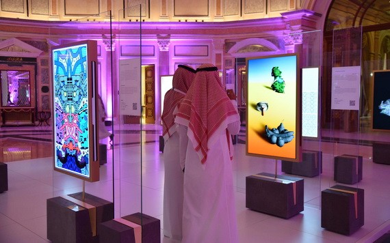 10月21日，沙特舉行全球人工智能峰會，參觀者在峰會上觀看藝術展。（圖源；新華社）