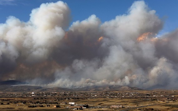 當地時間10月22日，美國科羅拉多州格蘭比市郊外，一場名為“East Troublesome Fire”的山火持續肆虐，從遠處眺望，大火引發的濃煙鋪天蓋地而來。（圖源：互聯網）