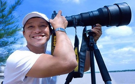 阮亞1968年出生在胡志明市，20歲開始從事攝影工作。他的《越南海島黃沙-長沙》攝影集榮獲2014年國家傑出VAPA攝影大賽的金盃，並在國內獲得多個攝影獎項。