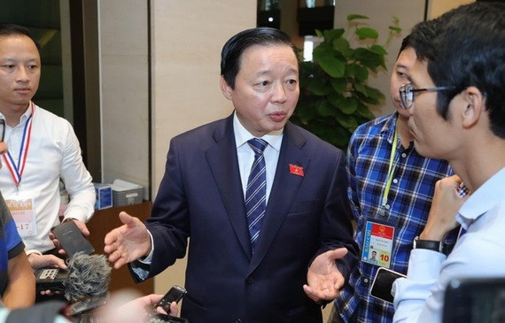 資源與環境部長陳紅河在會議小休時接受記者採訪。（圖源：光福）