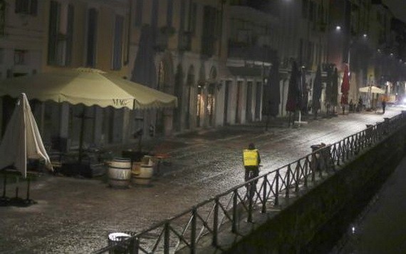 當地時間10月22日，意大利米蘭毗鄰運河的夜市裡，酒吧和飯店都已經關閉。（圖源：互聯網）