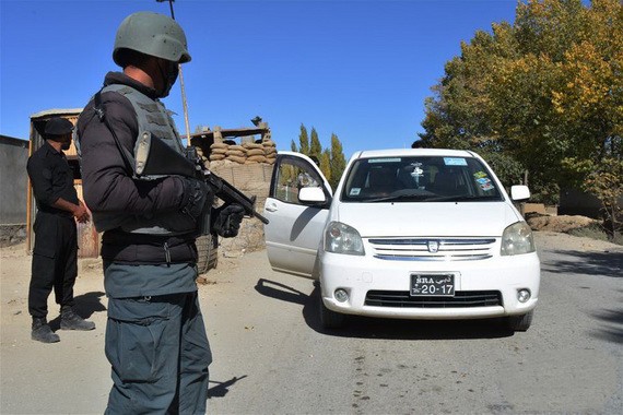 10月25日，阿富汗安全部隊成員在阿東部加茲尼省的一個檢查站檢查過往車輛。（圖源：新華社）