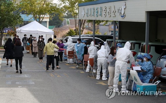 韓國市政府工作人員排隊等候接受新冠病毒檢測。（圖源：韓聯社）