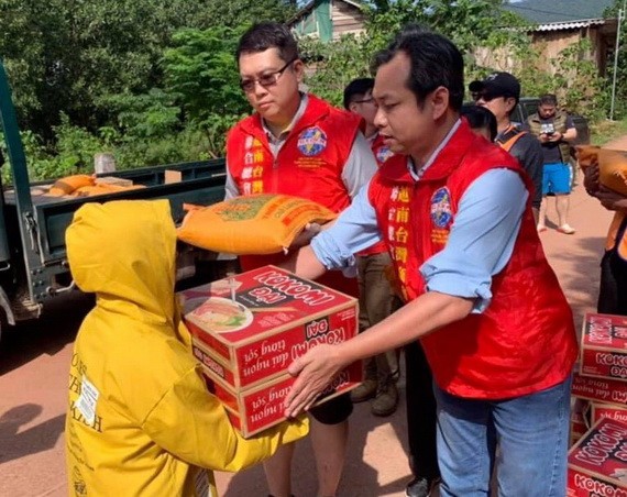 台商向廣平省洪區災民贈送物資。