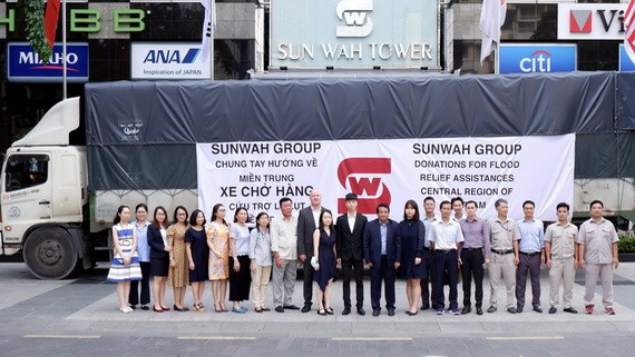 新華越南蔡卓思董事與救災團在新華廣場前合照。