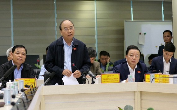 政府總理阮春福在會議上指導加強防範颱風工作。（圖源：姜中）