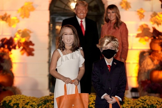 特朗普在看到一個梳著特朗普頭型的小男孩和裝扮成夫人梅拉尼婭樣子的女孩時，表現得尤其開心。（圖源：路透社）