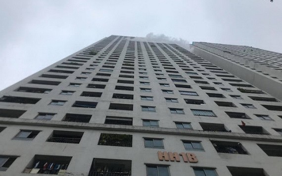 河內市HH1B公寓的第34層某間住房單位冒出濃煙。（圖源：英定）