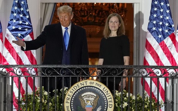 特朗普總統與新任最高法院大法官站在白宮藍屋陽台與民眾見面。（圖源：AP）