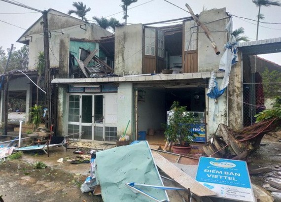數百間民房的鐵皮屋頂遭颱風吹掀，到處一片狼藉。（圖源：阮強）