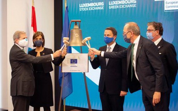 歐盟委員會負責預算和行政事務的委員哈恩（左一）和盧森堡首相貝泰爾（右三）共同敲鐘，象徵債券掛牌上市。（圖源：EU）