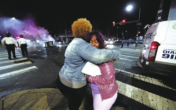 10月27日，在美國費城，兩名女子在衝突中互相擁抱。（圖源：新華社）