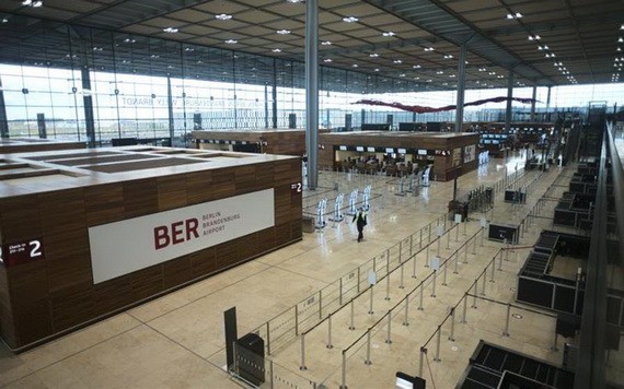 圖為空蕩蕩的德國新柏林布蘭登堡機場。（圖源：AP）
