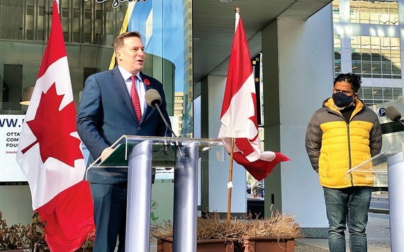 加拿大移民部長門迪奇諾（左）10月30日在渥太華一家由移民經營餐廳外接受傳媒訪問。（圖源：推特）