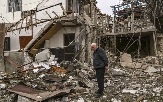納卡地區主要城市斯捷潘納克特發生炮擊之後，一名老人站在被炸毀的房屋前。（圖源：互聯網）