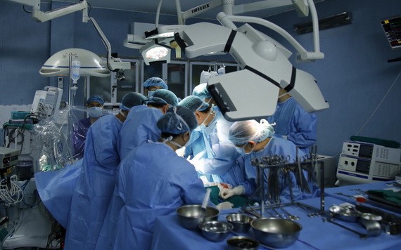 手術團隊為患者N.V.D進行腸移植。（圖源：院方提供）