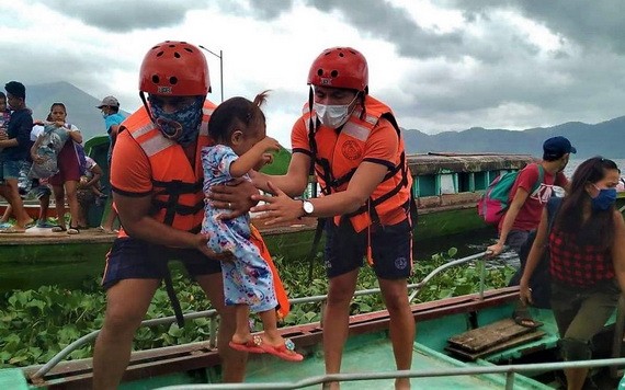 菲律賓救災人員正協助民眾轉移。（圖源：AP）