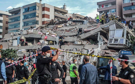 土耳其西岸和希臘部分地區10月30日遭規模6.6 的強震侵襲，部分建築物倒塌及引發海嘯。搜救隊員當天在倒塌的建築物搜尋生還者。（圖源：AFP）