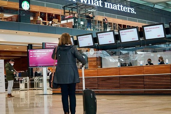 旅客行走在柏林新機場T1航站樓內。（圖源：互聯網）