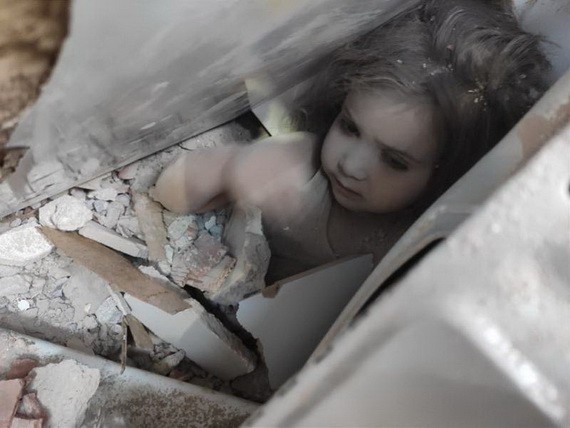搜救人員在廢墟中發現艾達。（圖源：Getty Images）