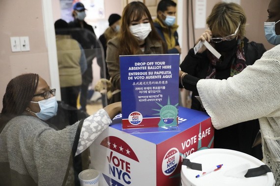 選民在美國紐約一個投票站參加提前投票。（圖源：新華社）