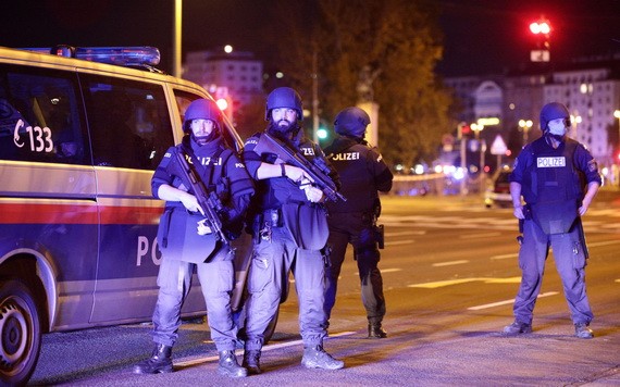 當地時間11月2日晚，奧地利首都維也納市中心發生槍擊事件。圖為警方封鎖附近街道。（圖源：路透社）
