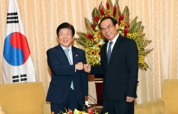 市委書記阮文年（右）接見韓國國會議長朴炳錫。（圖源：越通社）
