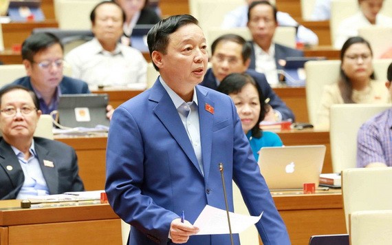 資源與環境部長陳紅河回答國會代表所關注問題。（圖源：越通社）