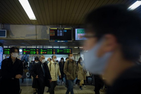 11月5日，戴著口罩上班人群步向北海道的札幌車站出口。 （圖源：彭博社）
