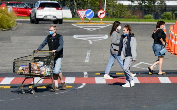 在紐西蘭最大城市奧克蘭，人們戴口罩出行購物。（示意圖源：新華社）