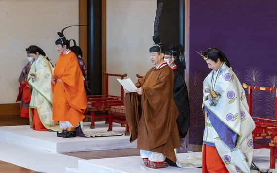 日本天皇德仁（前排右二）在“立皇嗣之禮”儀式上，宣佈其弟秋筱宮親王文仁（前排右三）成為日本皇位第一順位繼承人。（圖源：AFP）