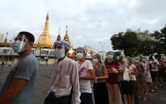 11月8日，人們在緬甸仰光的一個投票站前排隊投票。（圖源：新華社）