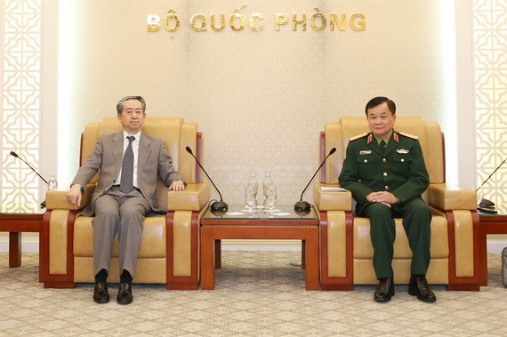 國防部副部長黃春戰上將（右）接見中國駐越南特命全權大使熊波。（圖源：紅玻）