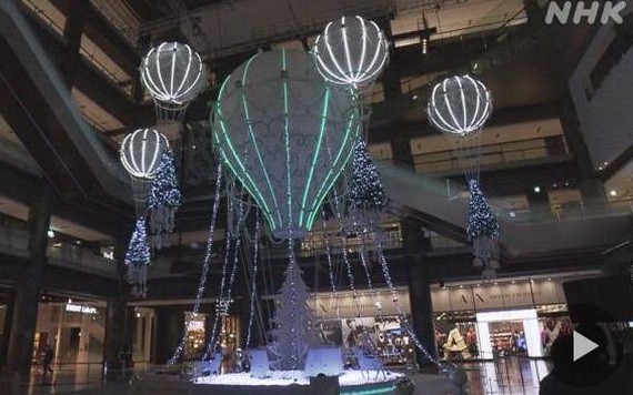 圖為日本大阪以熱氣球為靈感設計的聖誕樹。（圖源：NHK視頻截圖）