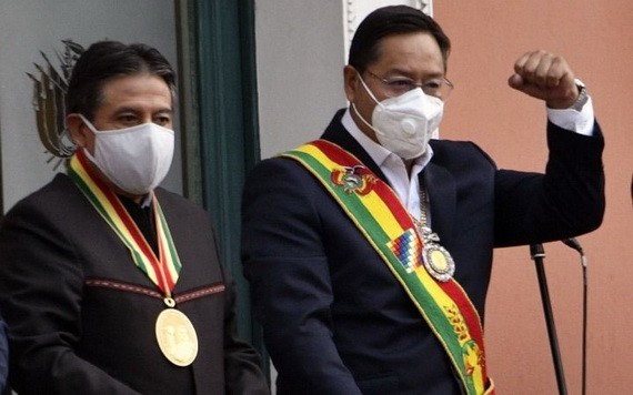 11月8日，在玻利維亞拉巴斯，玻利維亞當選總統路易斯·阿爾塞（右）和當選副總統戴維·喬克萬卡在就職儀式後向支持者致意。（圖源：AFP）