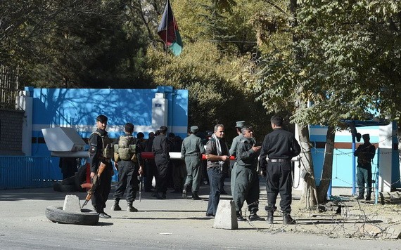 武警站在喀布爾大學入口看守案發現場。（圖源：AFP）