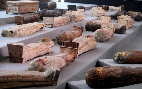 當地時間11月14日，埃及吉薩，吉薩省塞加拉地區出土100具距今約2500年的彩繪木棺，這是埃及本年度最大的考古發現。（圖源：互聯網）