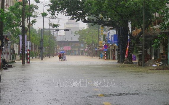 10月11日下午，“蓮花”（Linfa）颱風（即我國稱之為6號颱風）登陸我國中部各省等地，帶來大雨傾盆。圖為順化市因大雨造成多處淹水。