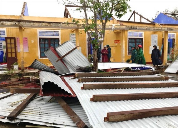 承天-順化沿海的一所小學校屋頂遭颱風吹掀，到處一片狼藉。（圖源：阮成）