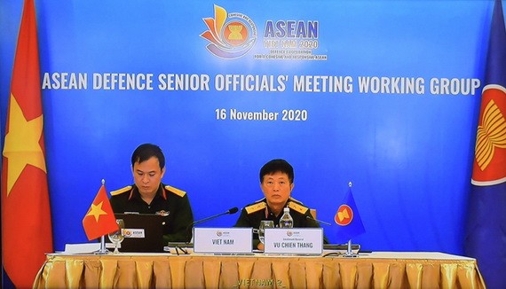 越南ADSOM WG組長武戰勝中將（右）主持會議。（圖源：元海）